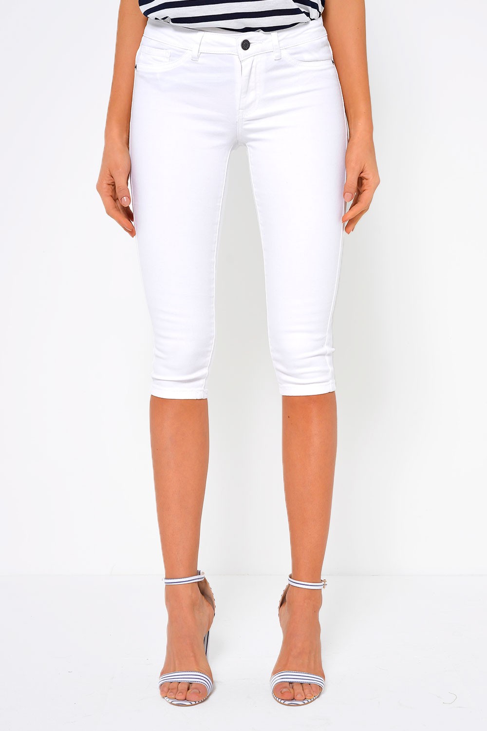 JDY Five Knee Length Shorts in White | iCLOTHING