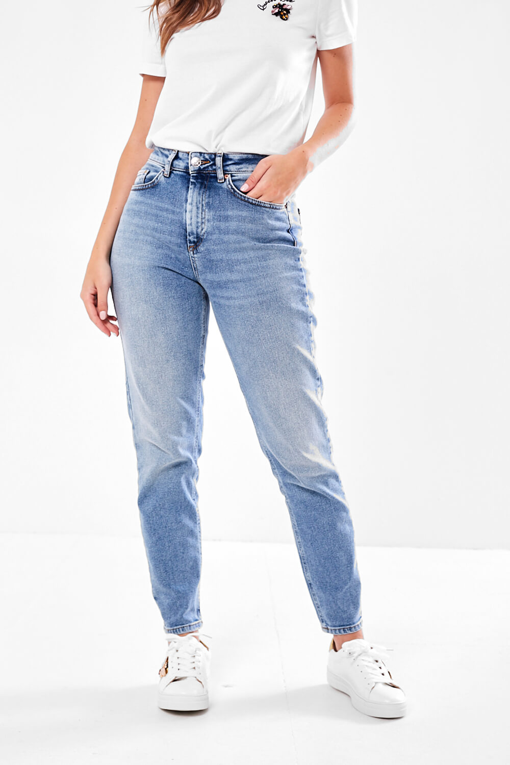 marmor Forudsætning tavle Only Veneda High Rise Mom Jeans in Light Blue | iCLOTHING - iCLOTHING